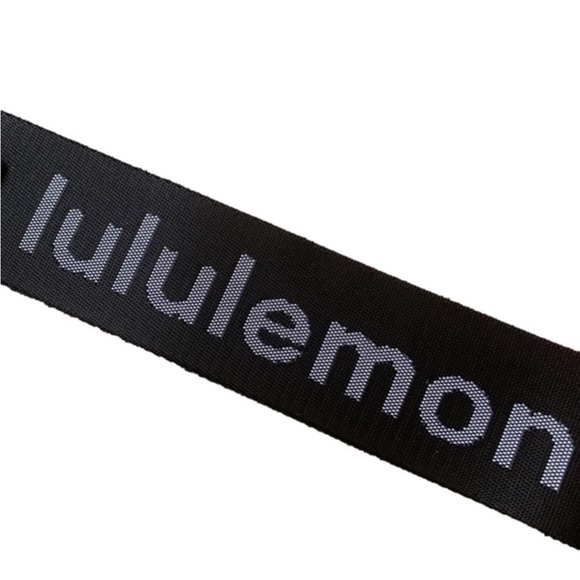 NWT LULULEMON AUTHENTIC Black White NEVER LOST KEYCHAIN for Keys Ebb bag wallet - Picture 2 of 6